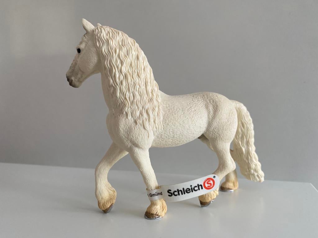 Schleich Witte Fries met Vaan ~ 82867, Ophalen of Verzenden, Zo goed als nieuw, Paard, Beeldje of Figuurtje