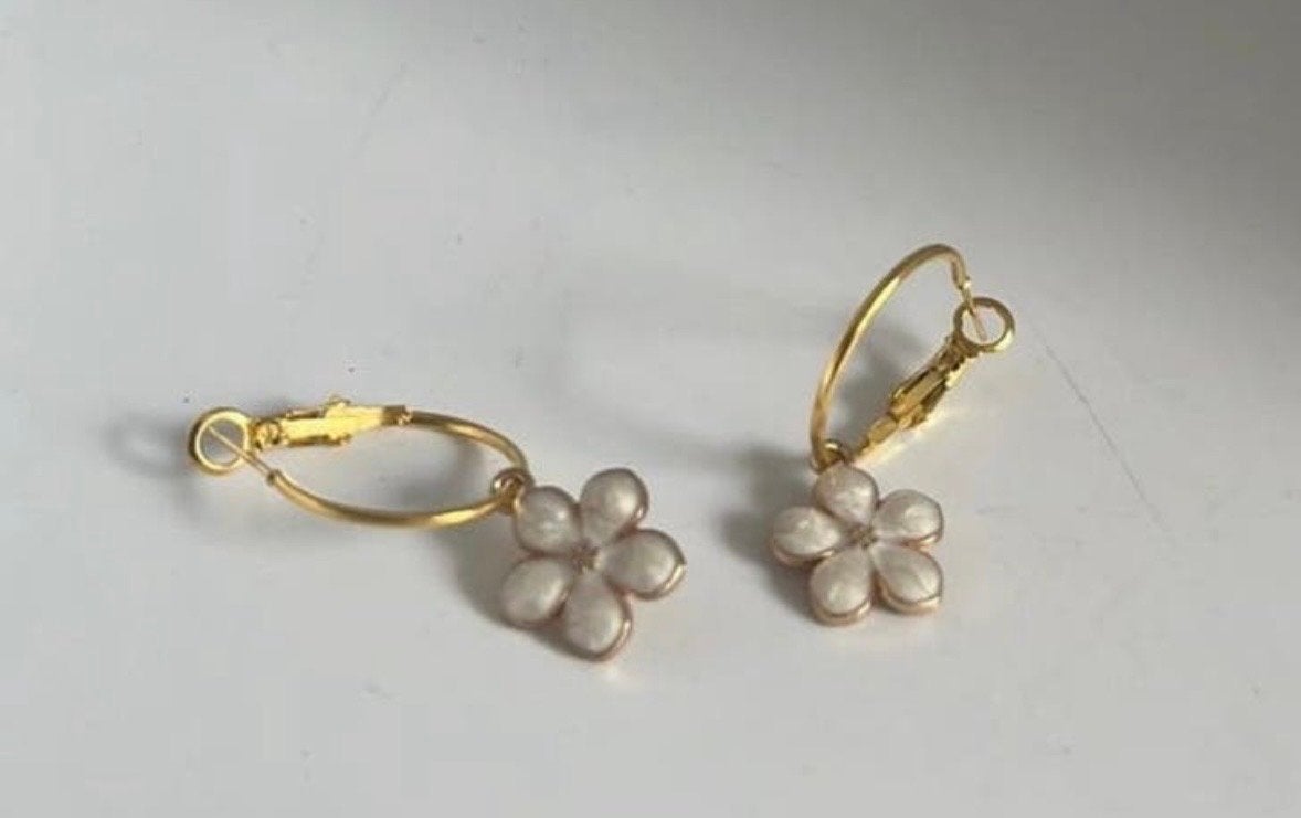 Nieuwe Goudkleurige Oorbellen met Witte Bloemetjes, Sieraden, Tassen en Uiterlijk, Oorbellen, Overige materialen, Hangers, Verzenden
