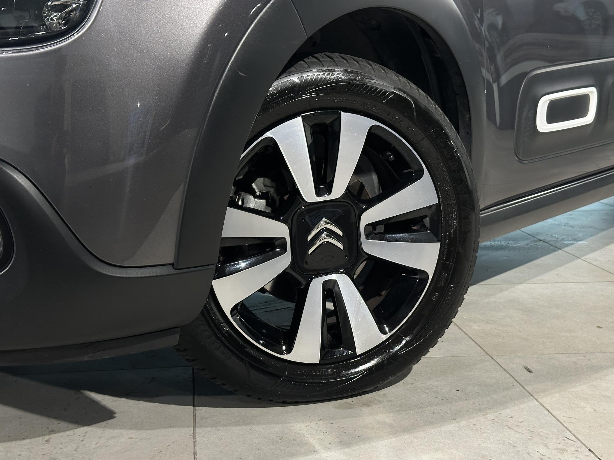 Citroen C3 1.2 PureTech Shine APPLE CARPLAY | CAMERA | NAVIG, 12 maanden, Gebruikt, Euro 6, 1199 cc