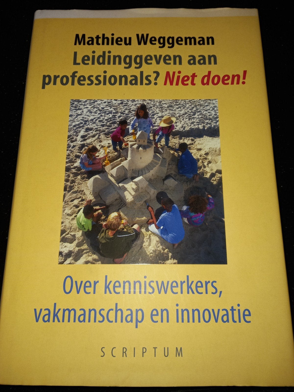 M. Weggeman - Leidinggeven aan professionals? Niet doen!, Boeken, Wetenschap, Zo goed als nieuw, Sociale wetenschap, Ophalen of Verzenden
