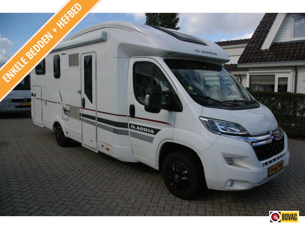 Adria Matrix M 670 SL Enkele bedden, Hefbed, XXL Garage., Caravans en Kamperen, Campers, Ringverwarming, Airbags, Adria, L-zit
