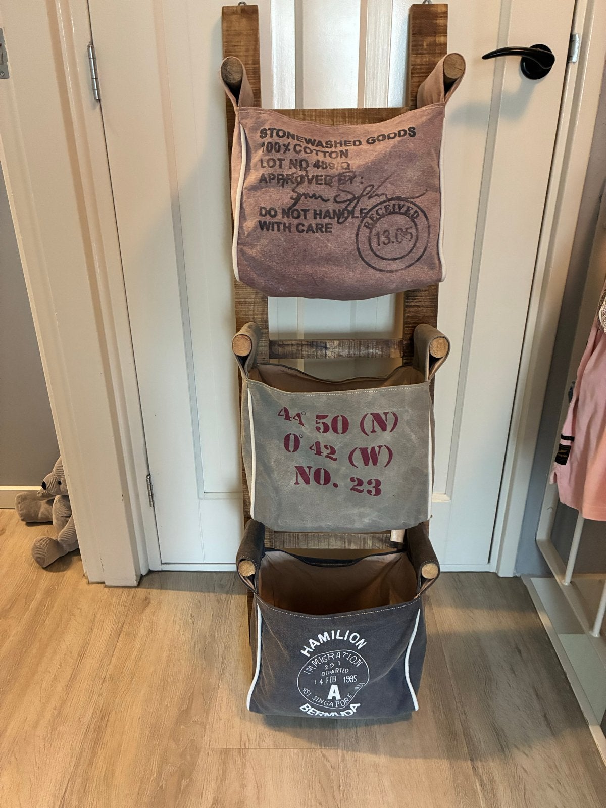 Houten ladder met stoffen opbergzakken - Vintage stijl, Huis en Inrichting, Woonaccessoires | Overige, Ophalen, Gebruikt, Meerkleurig