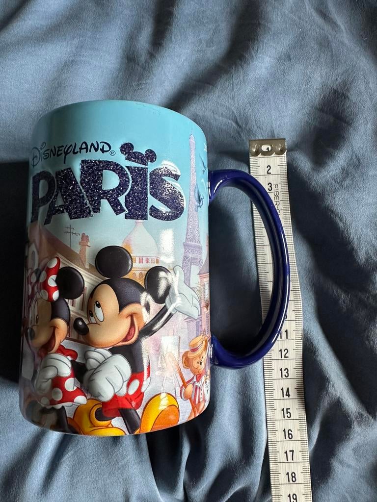 Disneyland Paris mok met een Mickey en Minnie Mouse, Verzamelen, Disney, Ophalen of Verzenden, Mickey Mouse, Zo goed als nieuw