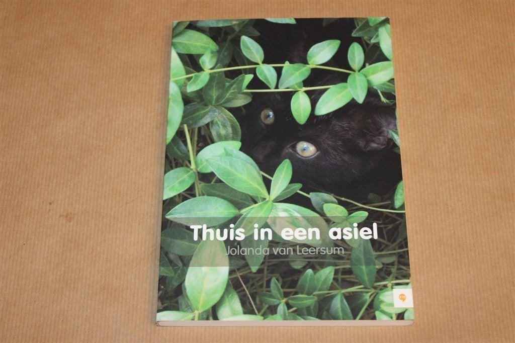 Thuis in een Asiel — Verhalen uit het Dierenasiel — Leersum, Ophalen of Verzenden, Zo goed als nieuw, Honden