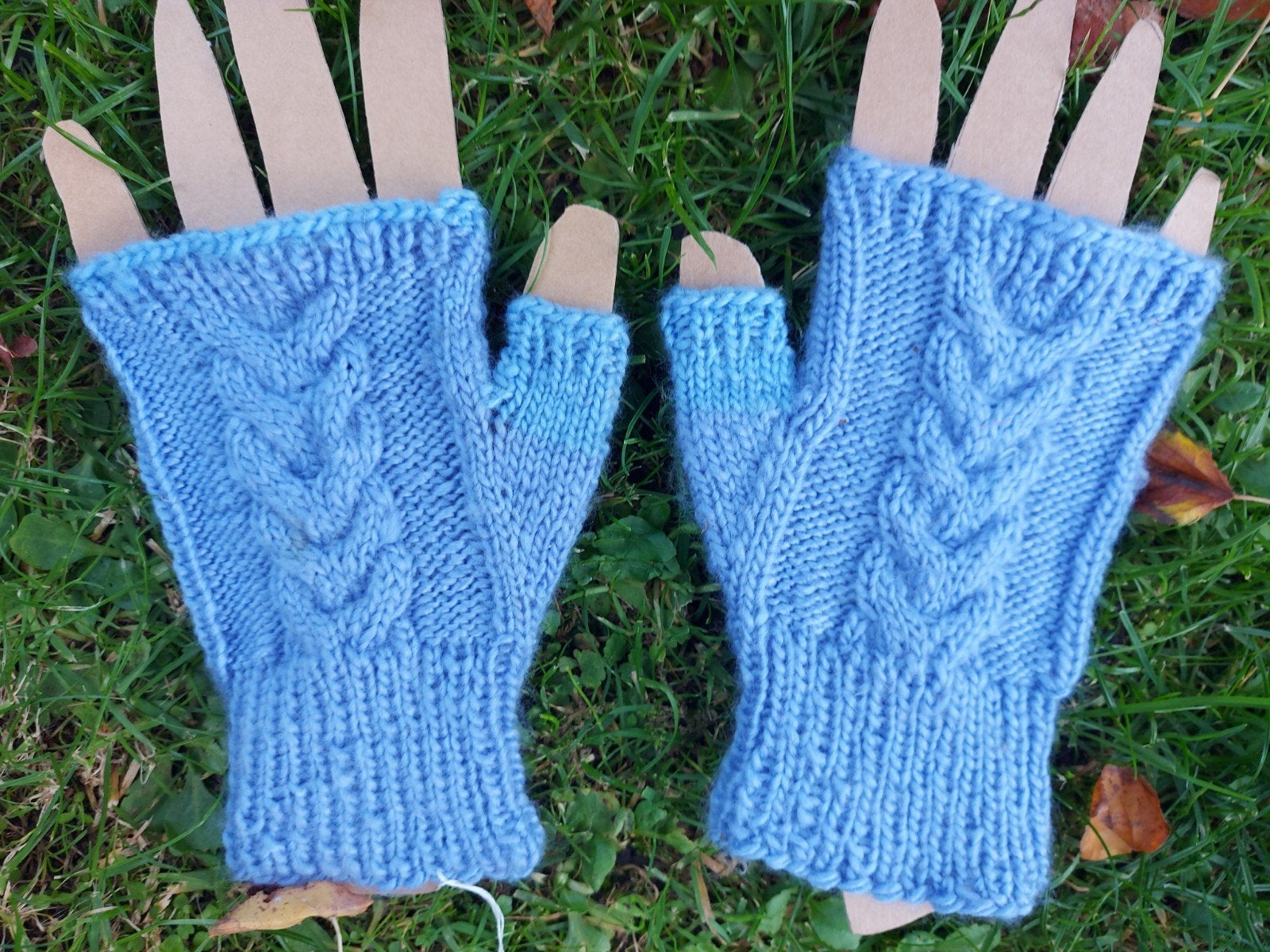 Blauwe gebreide vingerloze handschoenen met kabelpatroon, Maat 38/40 (M), Nieuw, Ophalen of Verzenden, Onbekend