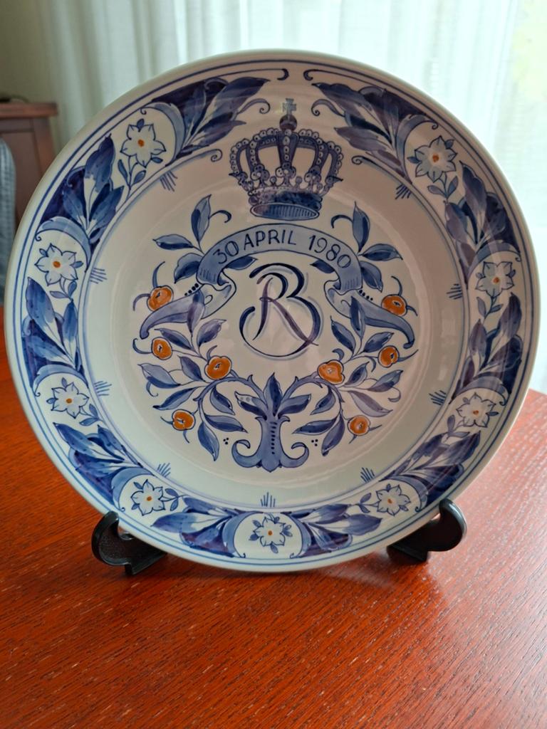 Bord Beatrix 1980 porceleyne fles., Verzamelen, Koninklijk Huis en Royalty, Ophalen of Verzenden, Servies