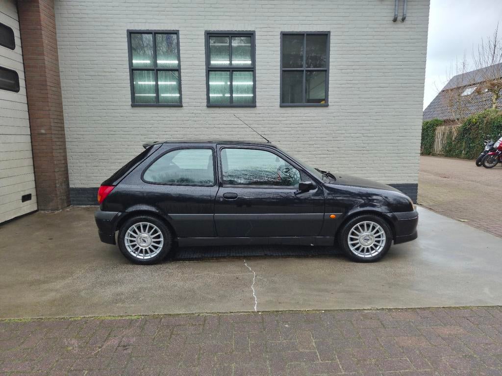 Ford Fiësta 1.6 I 16V Sport 3DR 2001 Zwart. NIEUWE APK!, Voorwielaandrijving, 1596 cc, Stof, 4 cilinders