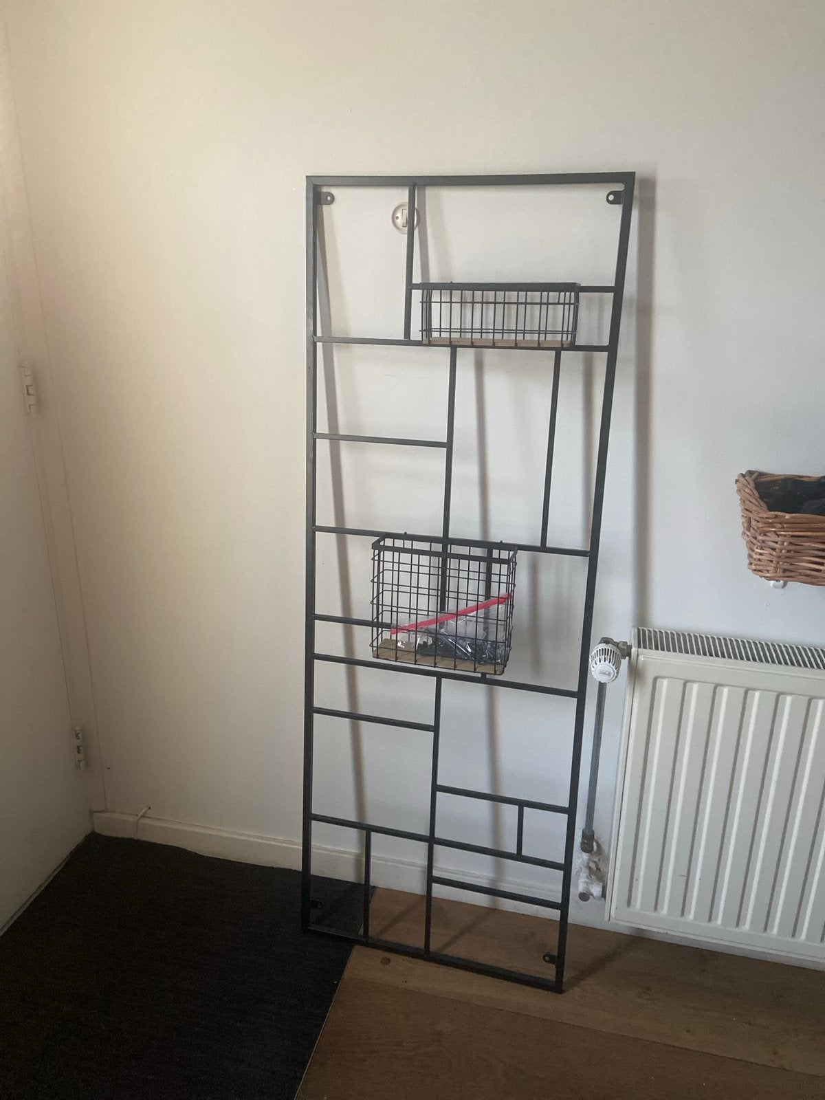 Zwart metalen wandrek met mandjes, Huis en Inrichting, Ophalen, Zo goed als nieuw