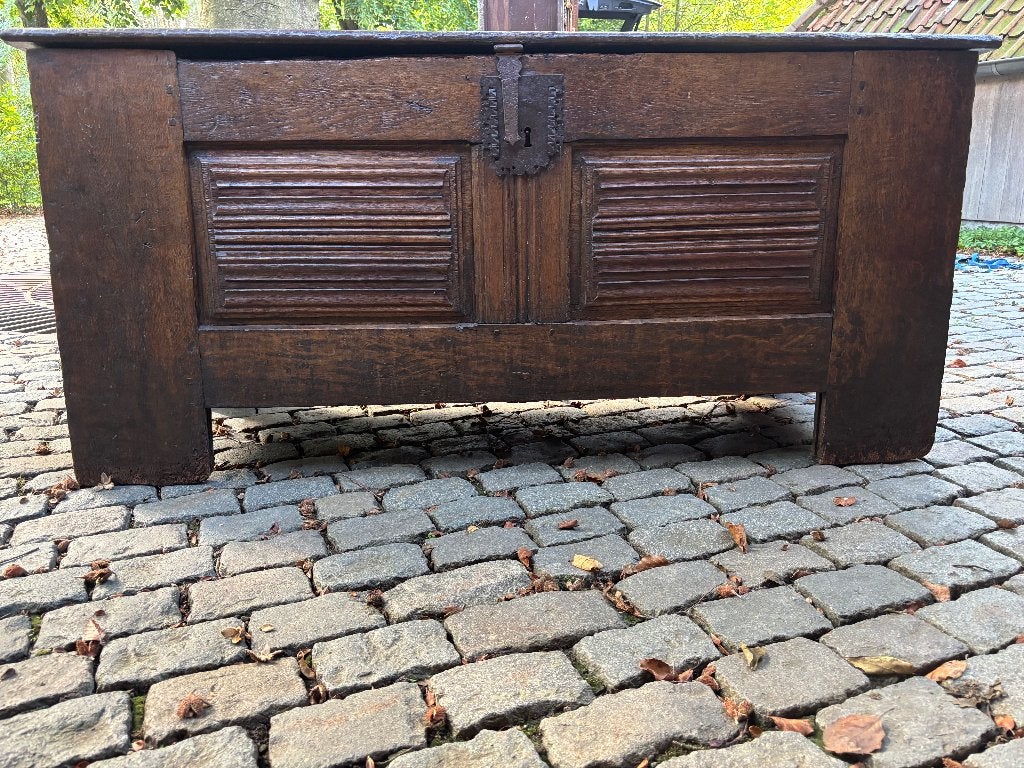 16e 17e eeuw prachtige Gotische Stollentruhe met briefpaneel, Ophalen