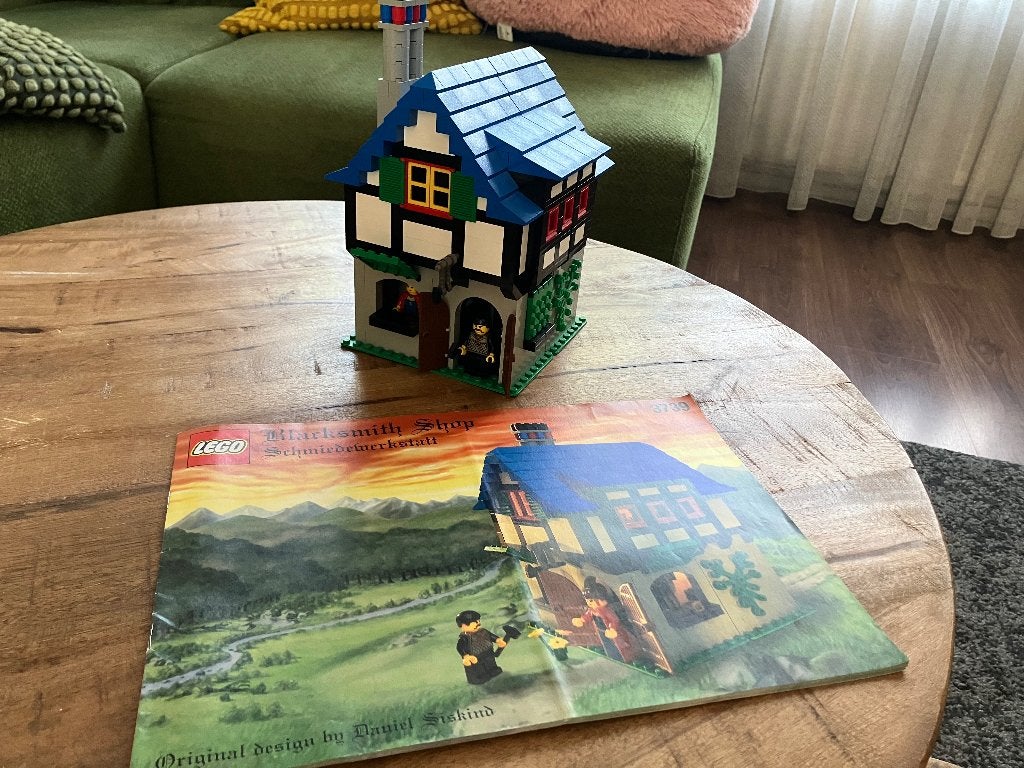Lego 3739 Blacksmith Shop uit 2002, Compleet, Lego, Ophalen of Verzenden, Complete set