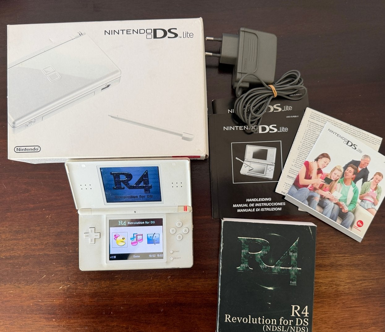 Nintendo DS Lite wit compleet met doos, boekjes en R4-kaart, Ophalen of Verzenden, Gebruikt