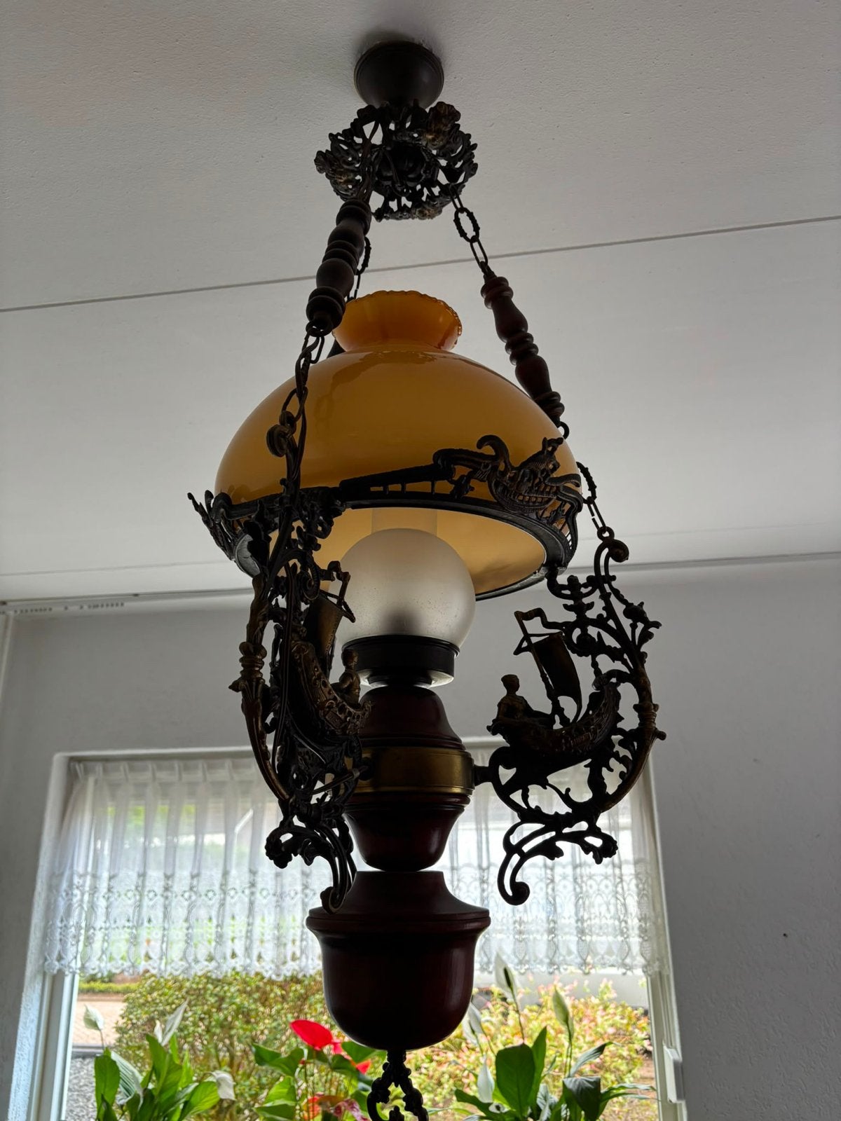 Antieke hanglamp met amberkleurige kap en decoraties, Ophalen of Verzenden