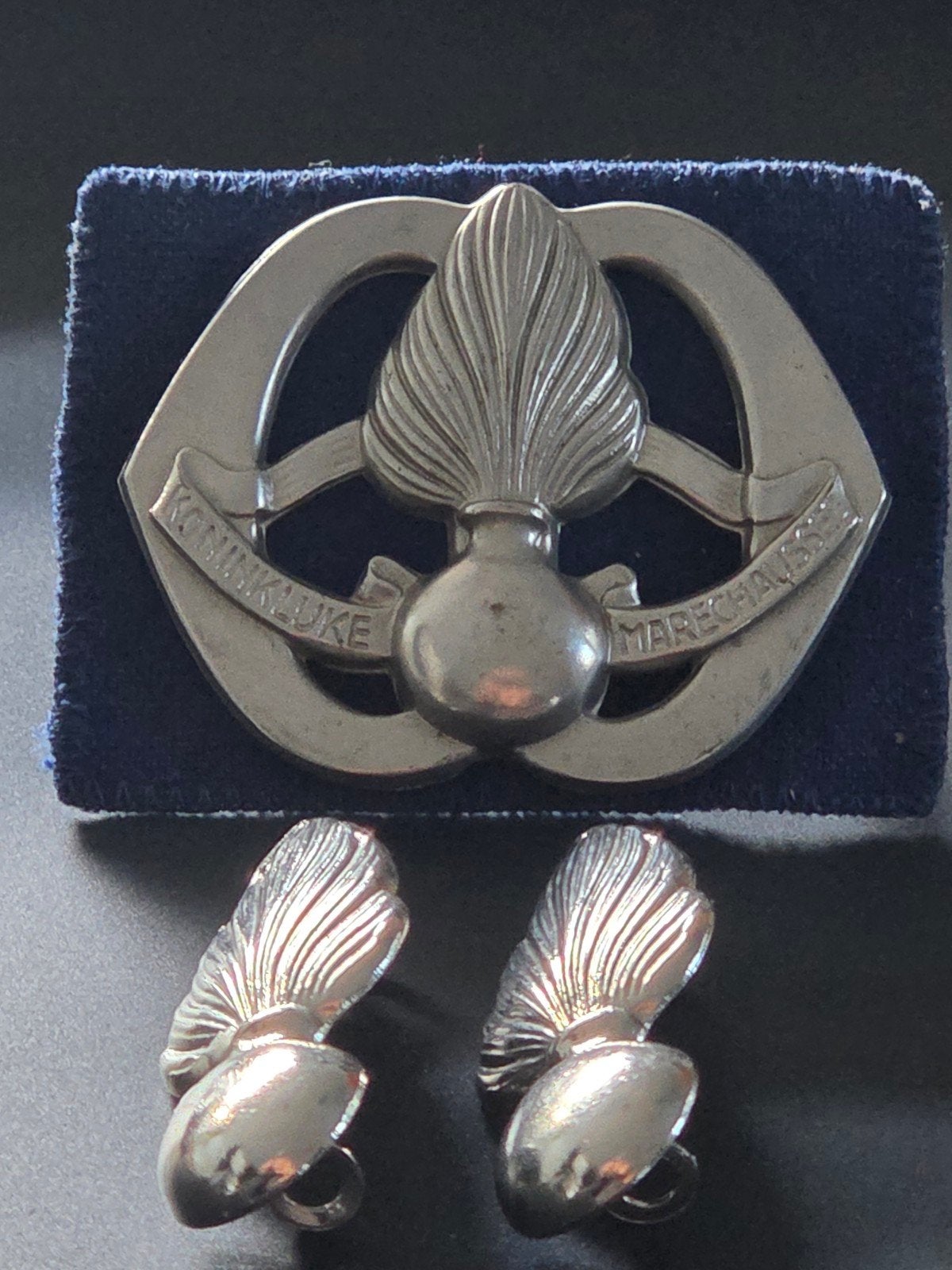Baretembleem Koninklijke Marechaussee buiglippen 1946 -52, Ophalen of Verzenden, Landmacht, Nederland, Embleem of Badge