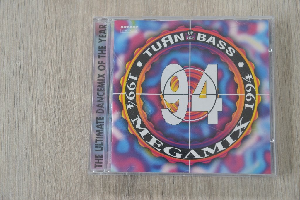 TURN UP THE BASS == MEGAMIX 1994, Cd's en Dvd's, Cd's | Dance en House, Verzenden, Inclusief doosje, Zo goed als nieuw, Verzamelalbum