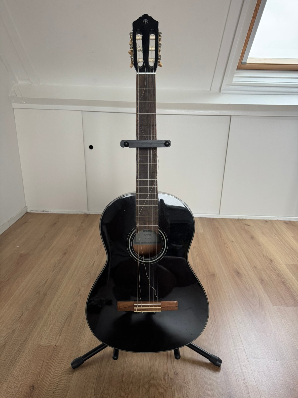 Yamaha C40BL acoustische gitaar, incl Stagg standaard, Muziek en Instrumenten, Snaarinstrumenten | Gitaren | Akoestisch, Ophalen