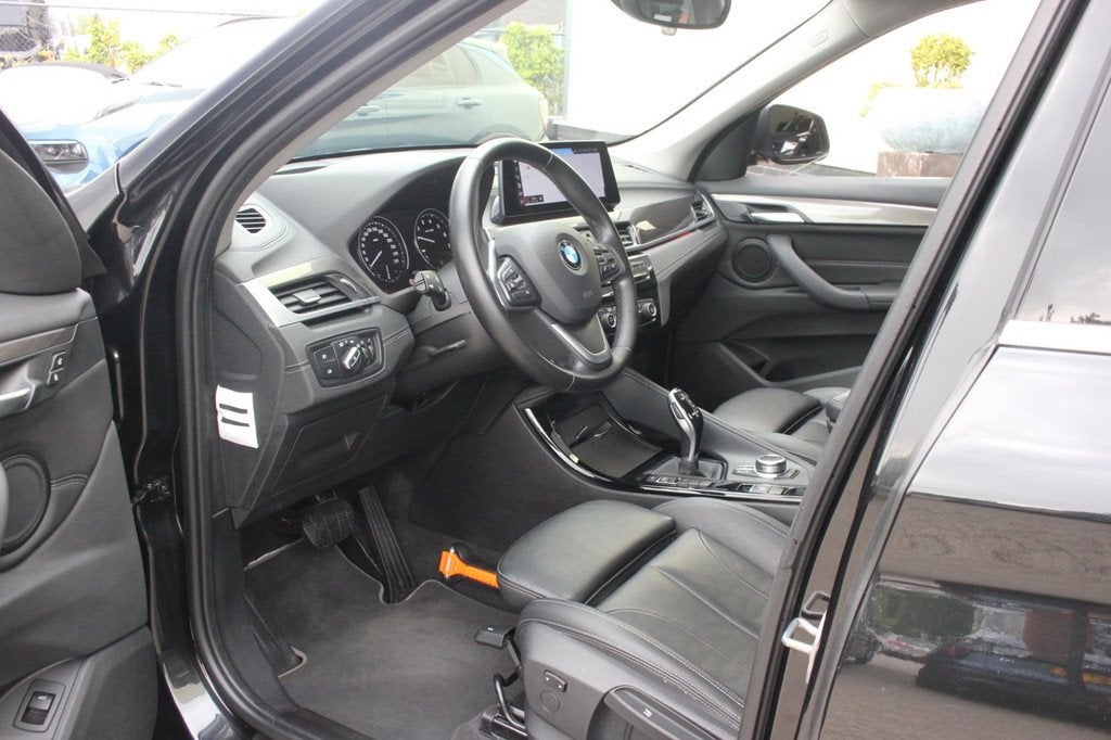 BMW X1 SDrive18i High Executive Edition | Trekhaak | Facelif, Gebruikt, Zwart, 19 km/l, 3 cilinders