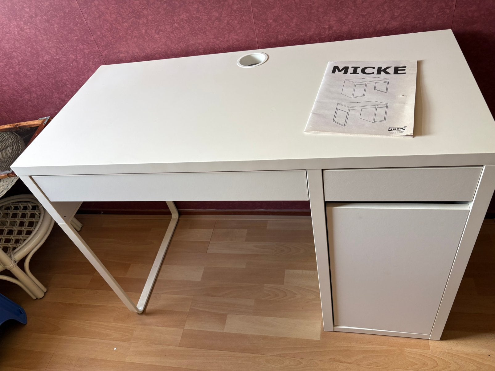 Gratis bureau Micke van Ikea, Huis en Inrichting, Ophalen, Gebruikt, IKEA, Kabelgoot