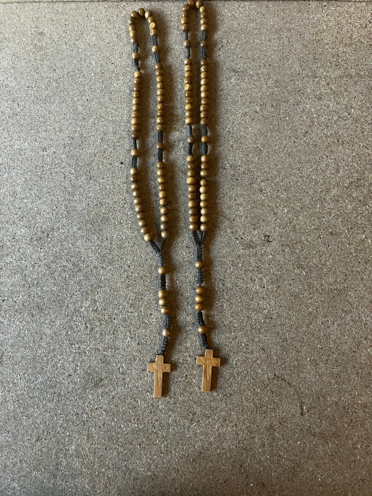 Ketting met kruisjes, gegraveerd met jezus 2 stuks, Sieraden, Tassen en Uiterlijk, Gebruikt, Bruin, Ophalen of Verzenden, Overige materialen