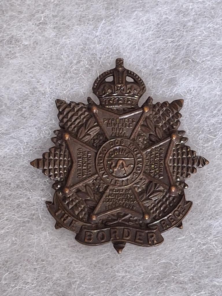 WO2 Engeland Border Regiment Officers bronze capbadge, Verzamelen, Verzenden, Landmacht, Engeland, Embleem of Badge