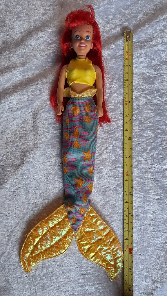 zgan Ariel met blauwe/goudgele staartvin, zeemeermin Disney, Ophalen of Verzenden, Pocahontas of Kl. Zeemeermin, Zo goed als nieuw
