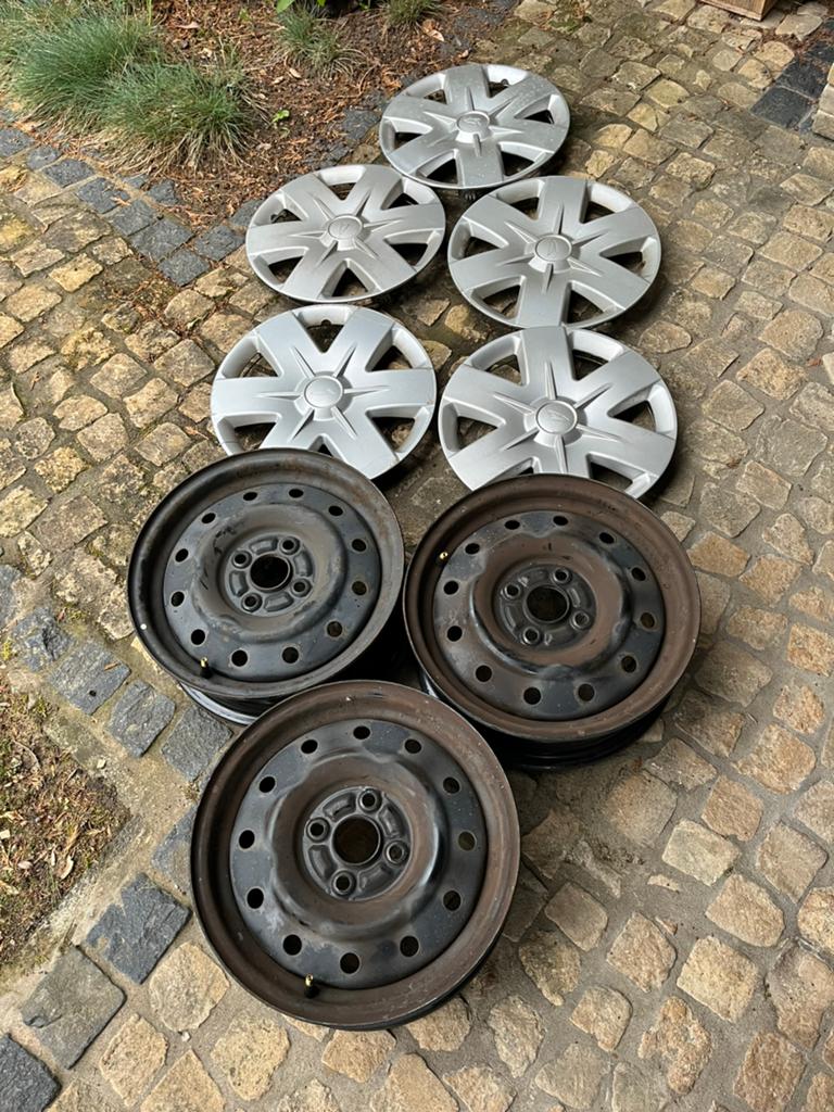 3 daihatsu stalen velgen en 5 wieldoppen, Ophalen of Verzenden, Gebruikt