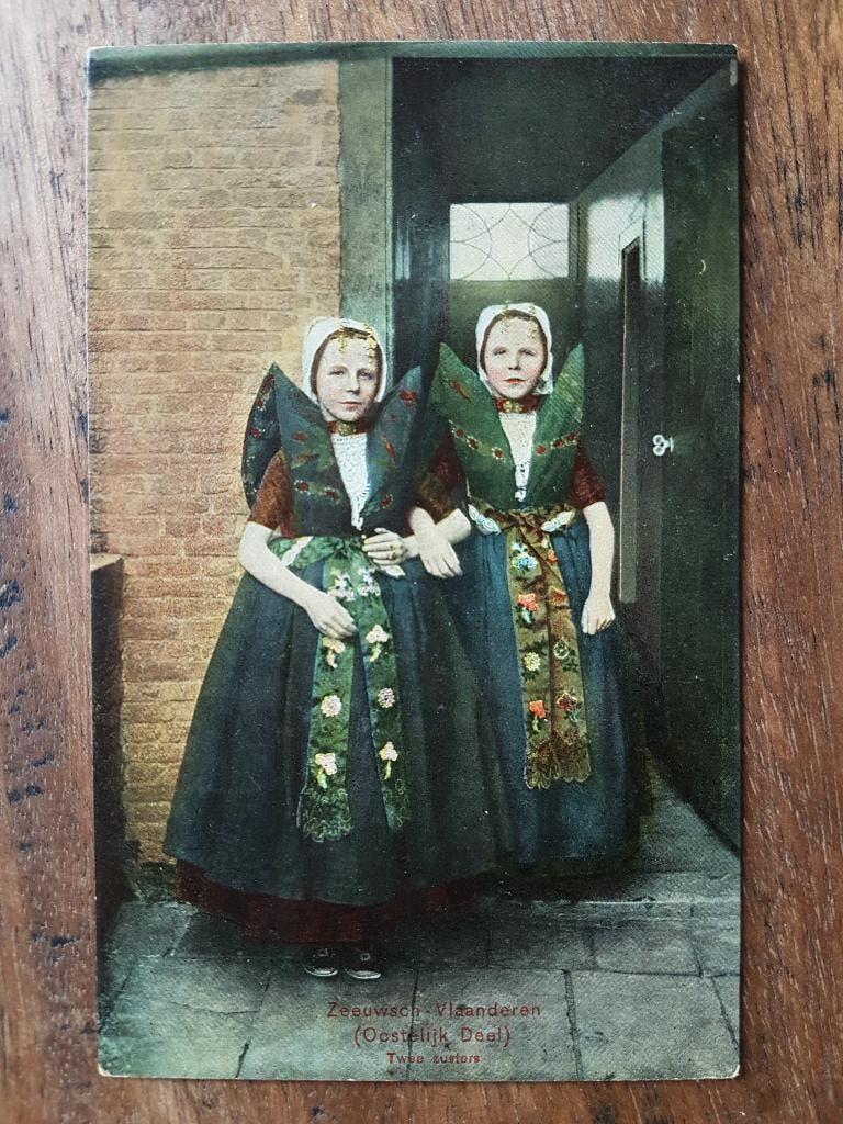 Ansichtkaart Zeeuwsch Vlaanderen Twee zusters Klederdracht, Ophalen of Verzenden, Voor 1920, Ongelopen, Zeeland