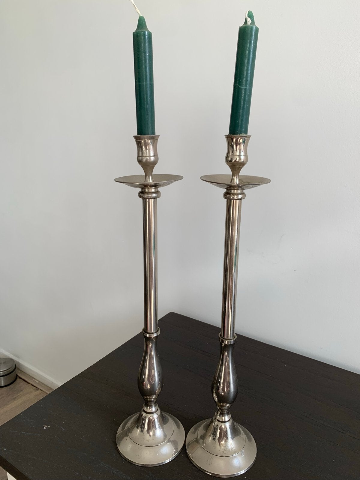 Set van 2 zilverkleurige kandelaars, Ophalen of Verzenden, Overige materialen