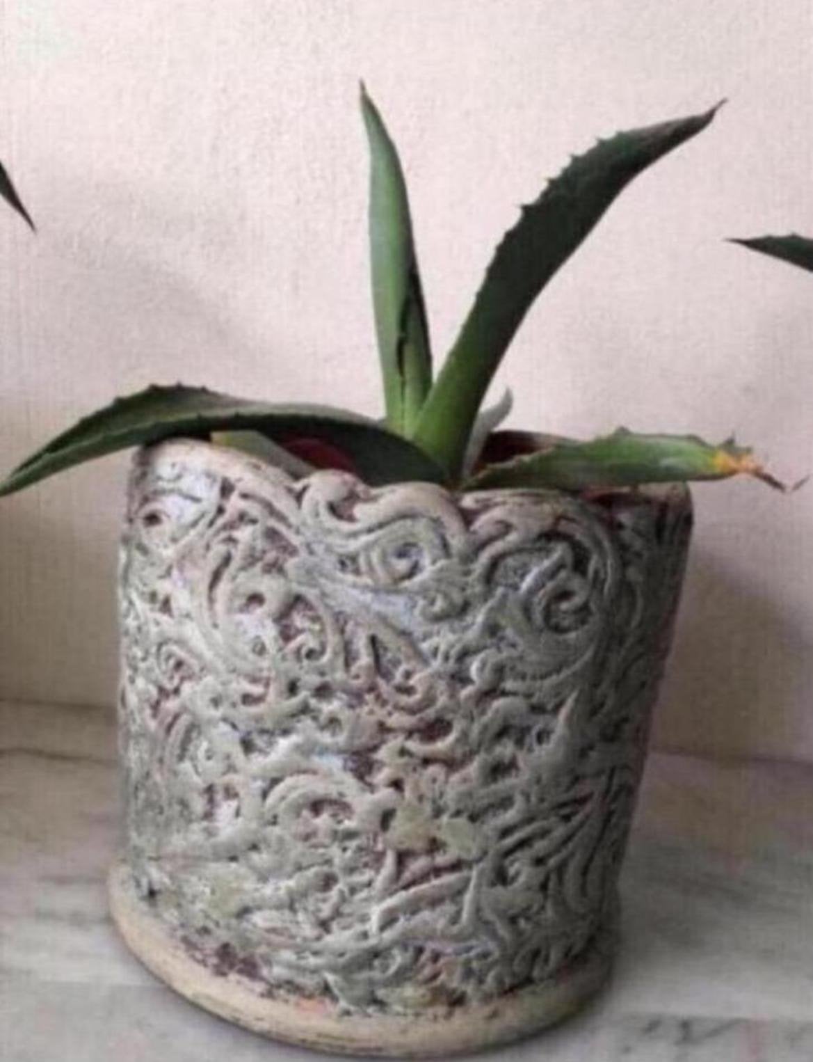 Mooie decoratieve bloempot met reliëfpatroon, Ophalen, Rond, Binnen, Zo goed als nieuw