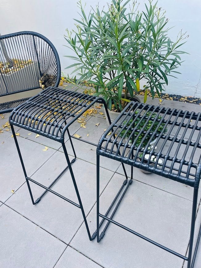 barkrukken boho stijl, zwart rotan/kunstof, 2 krukken, Ophalen, Zo goed als nieuw, 60 tot 90 cm