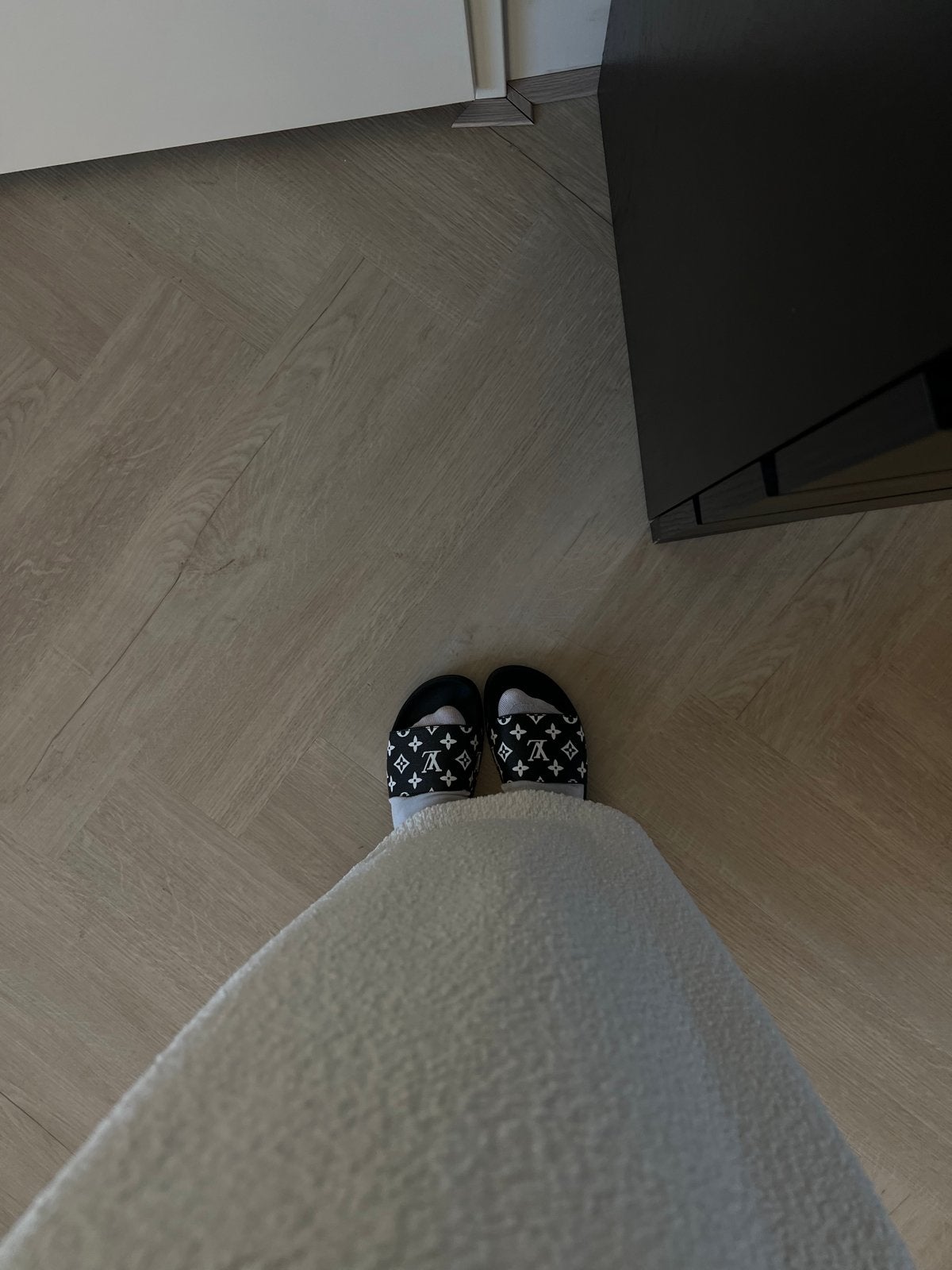 Zwarte Badslippers met Wit Patroon - Maten 37/40, Ophalen of Verzenden, Nieuw, Zwart, Slippers