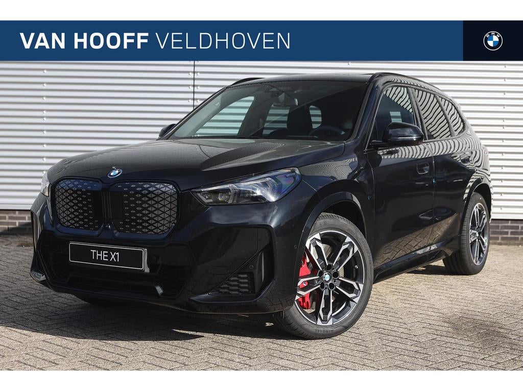 BMW iX1 eDrive20 M Sport / Panoramadak / Sportstoelen / Adap, Zwart, Zwart, Leder, Nieuw