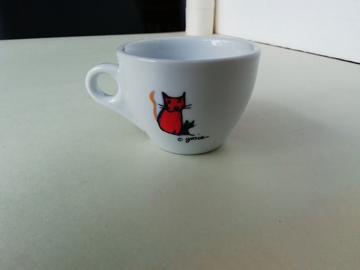 Koffiekopje met afbeelding van een poes, Josien Broeren, Gebruikt, Keramiek, Overige typen, Ophalen of Verzenden