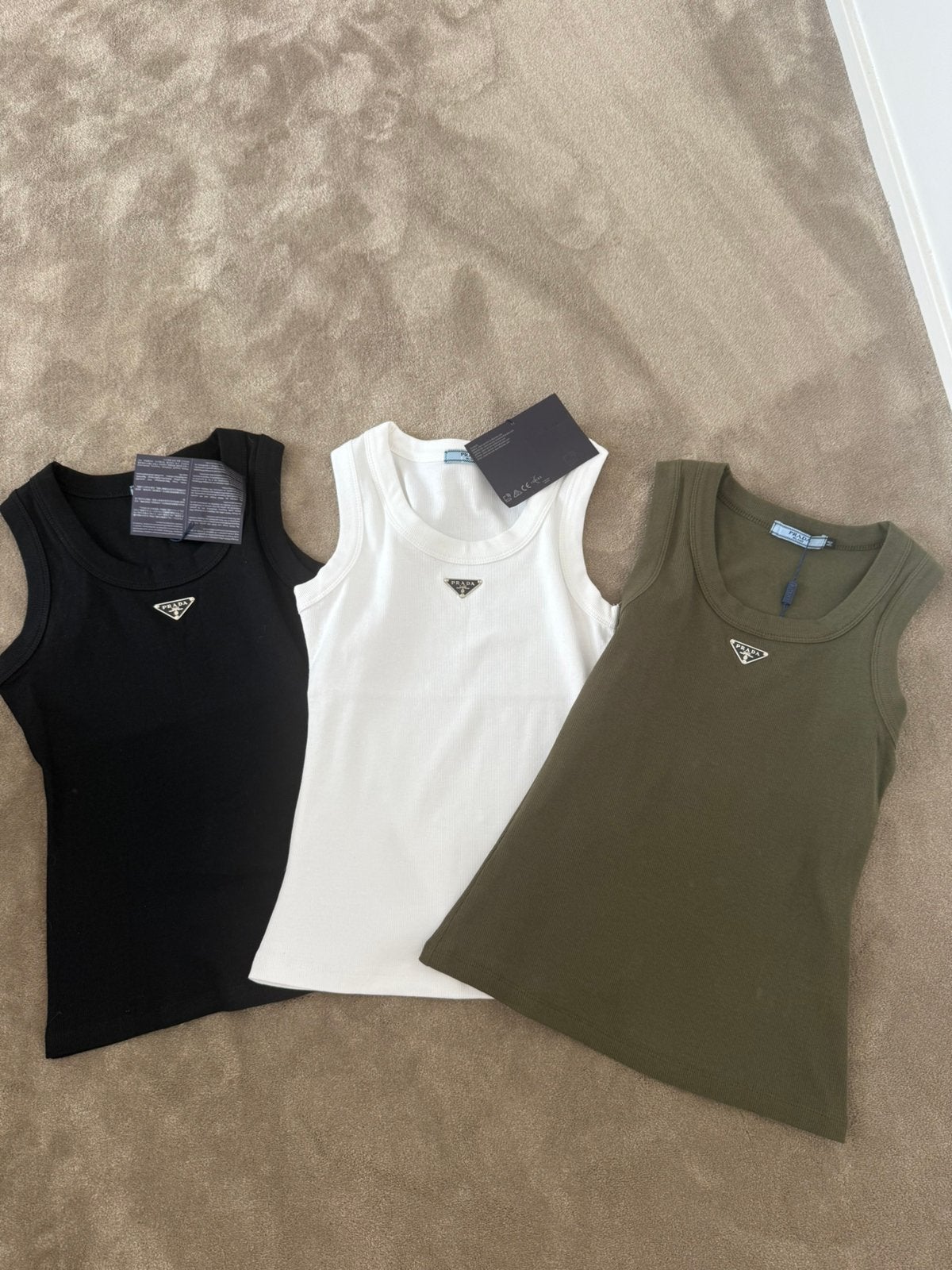 Prada tops groen wit zwart nieuw maat M, Kleding | Dames, Ophalen of Verzenden, Zo goed als nieuw, Groen, Zonder mouw