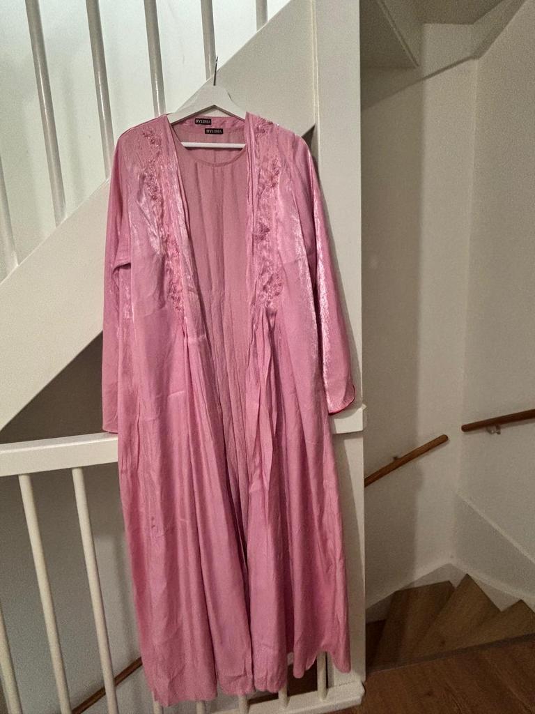 Bylima roze jurk - Comfortabel en stijlvol, Kleding | Dames, Gelegenheidskleding, Ophalen of Verzenden, Zo goed als nieuw