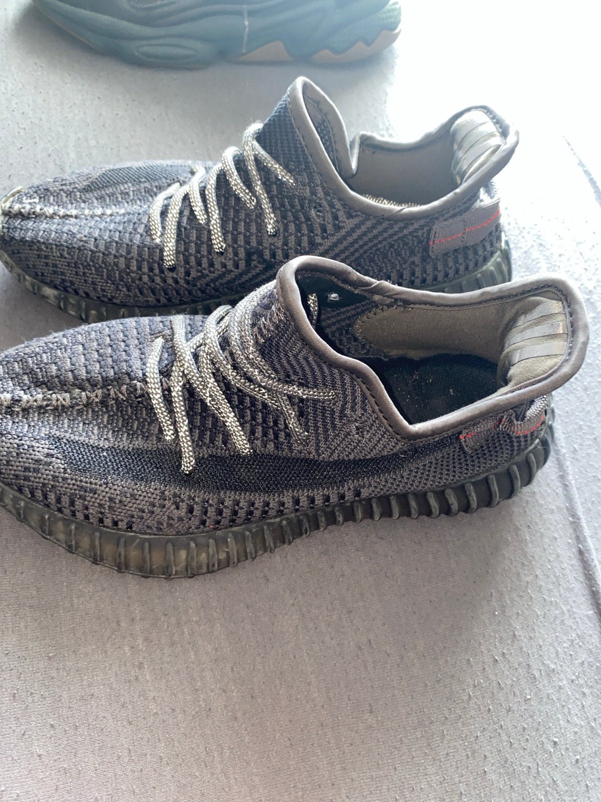 Yeezy Boost 350 - Zo goed als nieuw met reflecterende veters, Kleding | Heren, Schoenen, Ophalen, Zo goed als nieuw, Zwart, Sneakers of Gympen