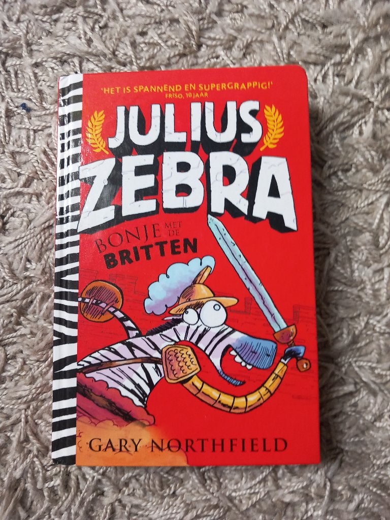 Kinderboek Julius Zebra: Bonje met de Britten, Boeken, Fictie algemeen, Ophalen of Verzenden, Zo goed als nieuw, Gary Northfield