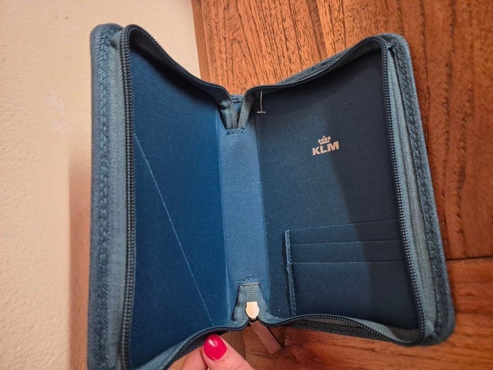 KLM Business Class Amenity Kit / Travel Wallet — Jan Taminia, Ophalen of Verzenden, Zo goed als nieuw, Blauw, Heer of Dame