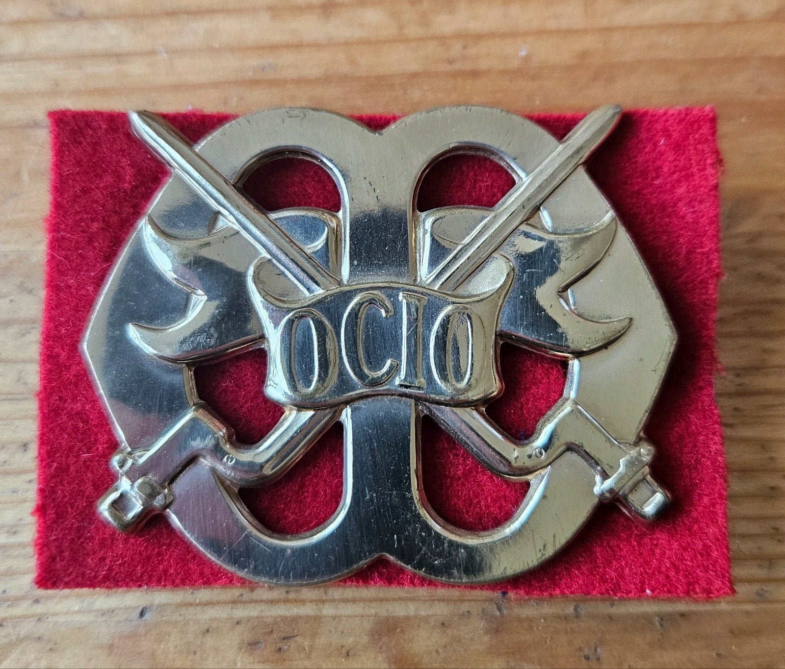 Baretembleem OCIO, Verzamelen, Militaria | Algemeen, Ophalen of Verzenden, Landmacht, Nederland, Embleem of Badge