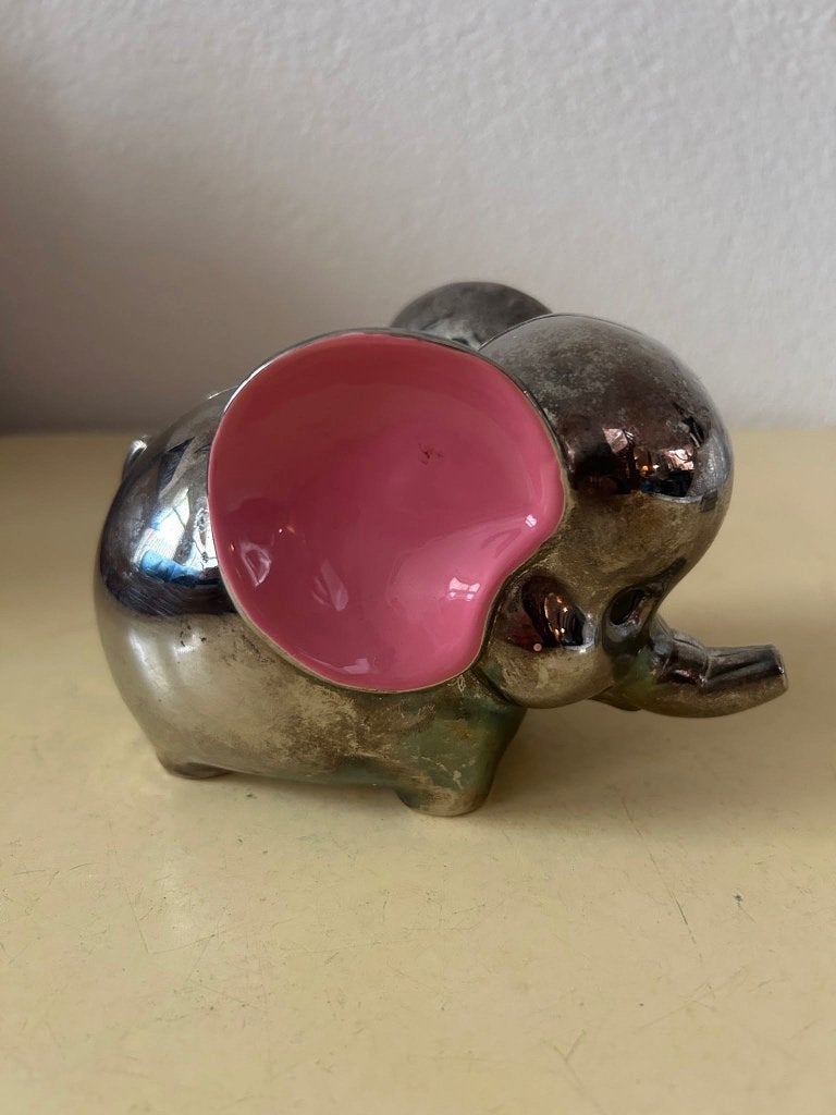 Zilverkleurige olifant spaarpot met roze oren, Niet beschikbaar, Onbekend / Anonieme fabricage (traditioneel zilverwerk/kraamcadeau)