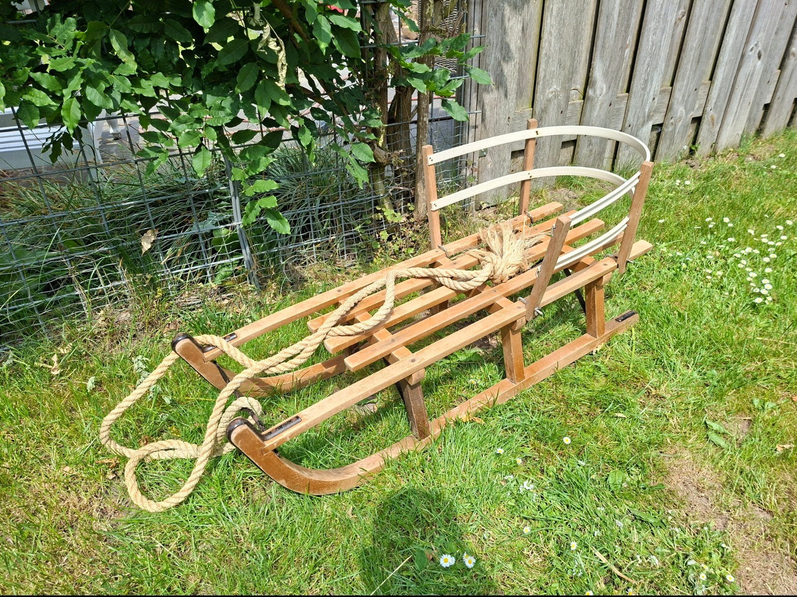 Houten slee met demonteerbare rugleuning en sleeptouw, Ophalen