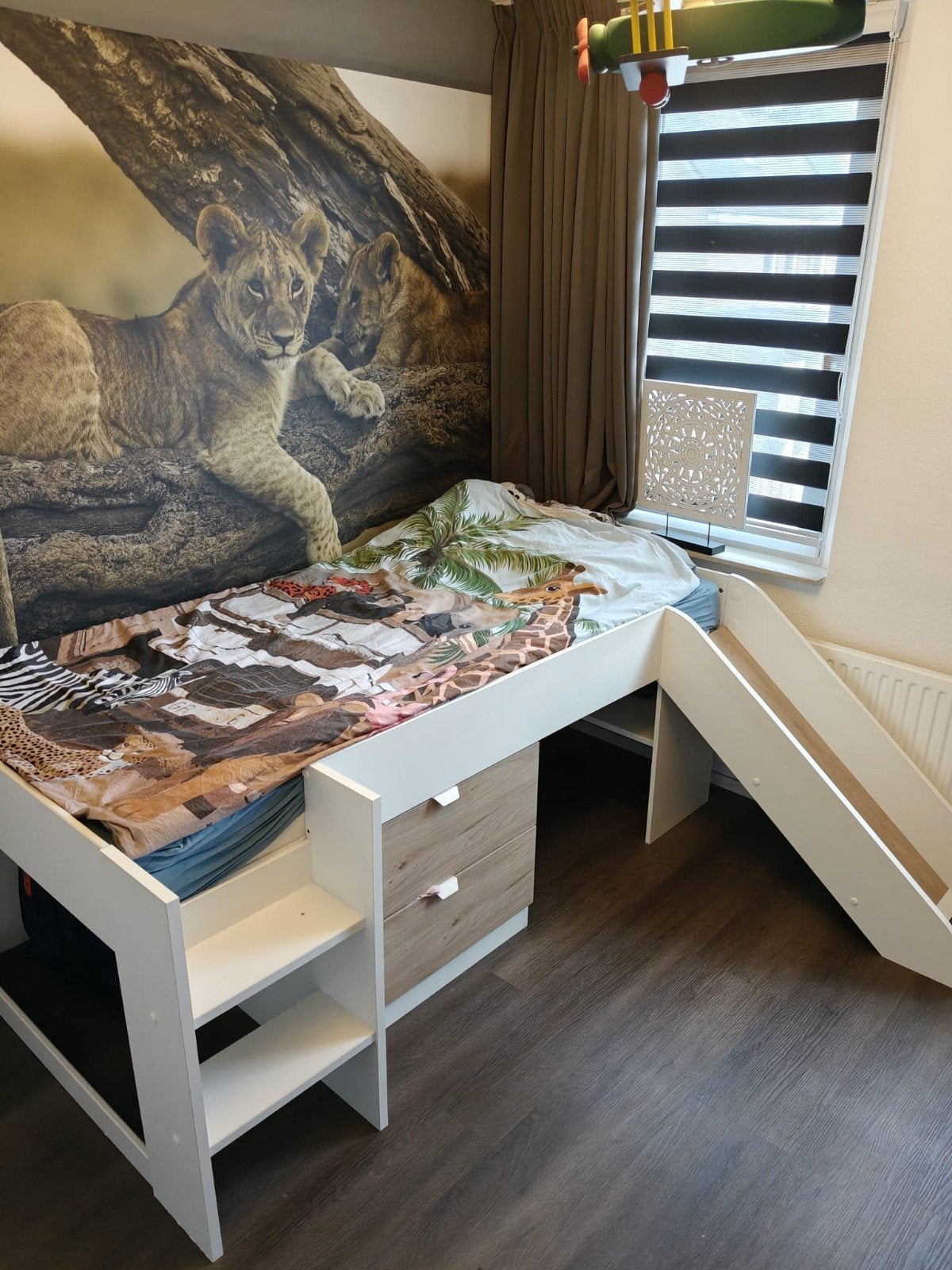 Foto 2 van kinder kamer compleet met tv kast, bed en kledingkast