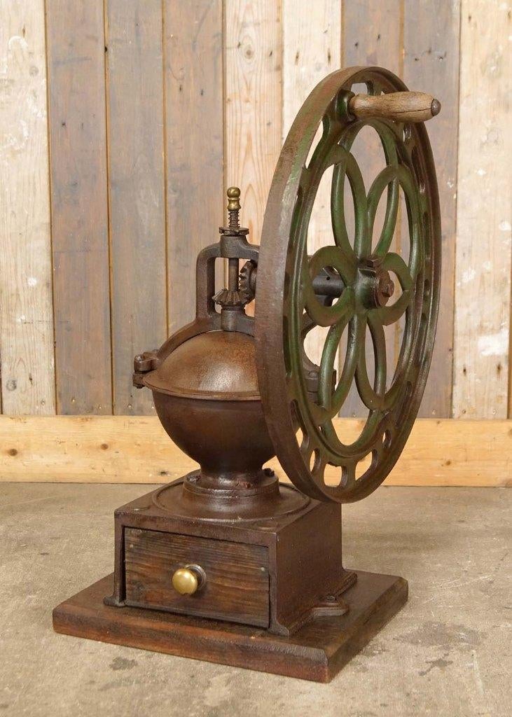 Grote oude antieke koffiemolen met wiel en lade, Ophalen