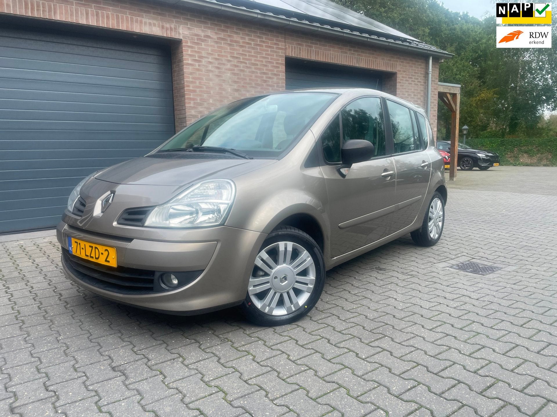 Renault Grand Modus 1.6-16V Exception AUTOMAAT AIRCO 87 dkm, Gebruikt, 1210 kg, Leder en Stof, Beige