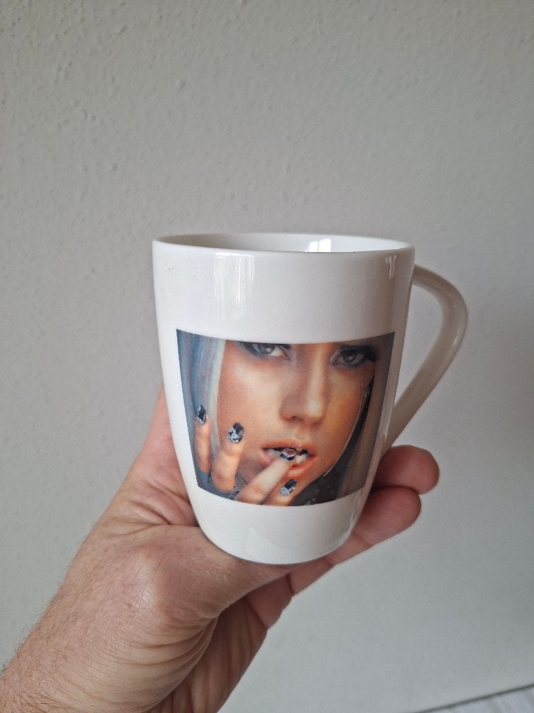 Porseleinen Mok met Zangeres Lady Gaga - Handbedrukt, Ophalen of Verzenden, Nieuw, Gebruiksvoorwerp
