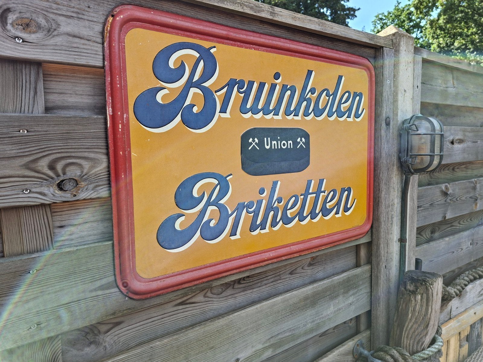 Prachtig gestanst blikken bord 'Bruinkolen Briketten Union', Ophalen of Verzenden