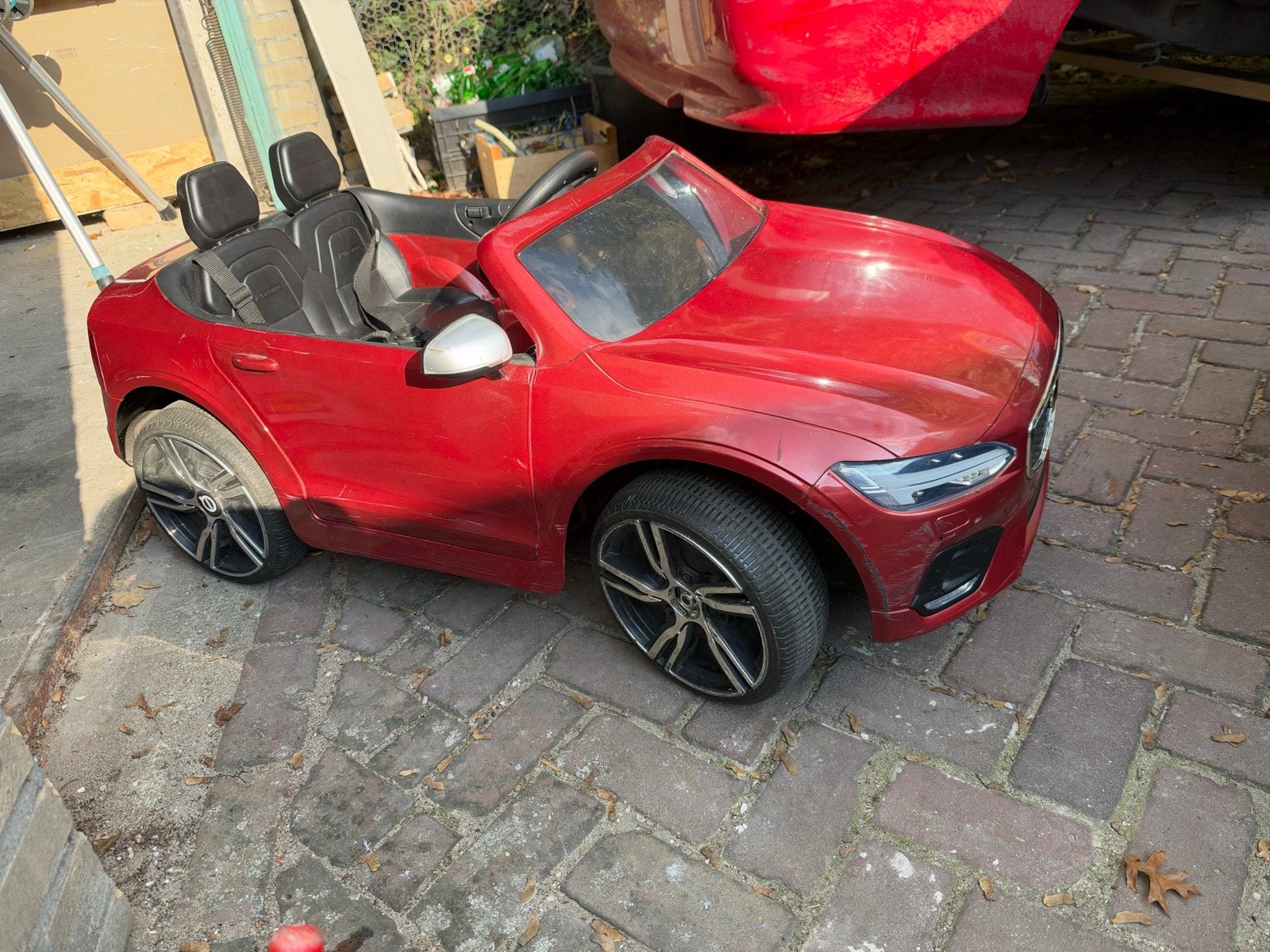 Rode Volvo elektrische kinderauto met afstandsbediening, Gebruikt