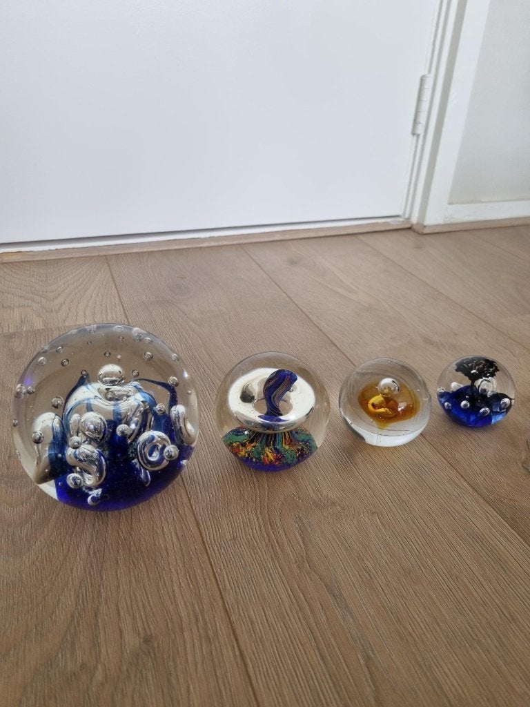 Decoratieve glazen bollen presse-papiers, Ophalen