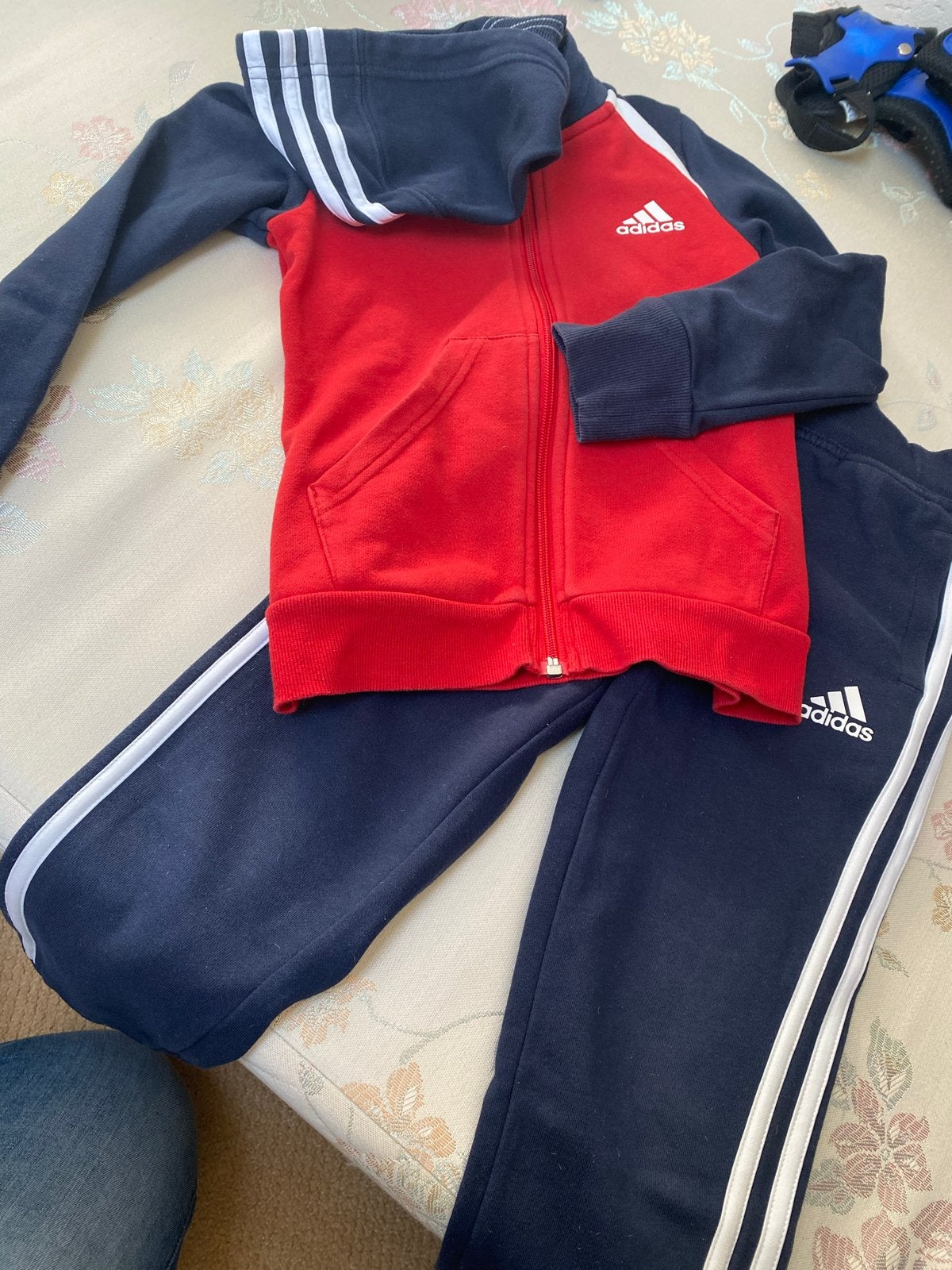 Adidas trainingspak rood/blauw voor kinderen, Ophalen of Verzenden, Gebruikt, Jongen of Meisje