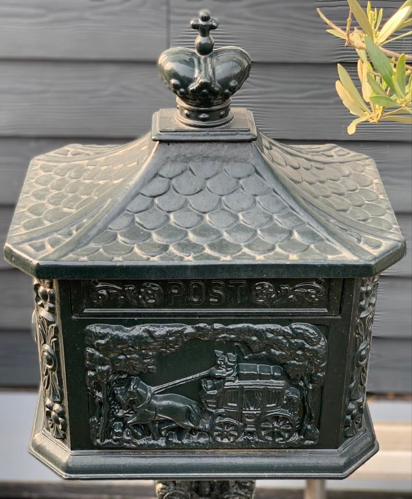 Antieke Engelse brievenbus Staand model met kroon, Tuin en Terras, Brievenbussen, Ophalen of Verzenden, Gebruikt, Aluminium, Staande brievenbus