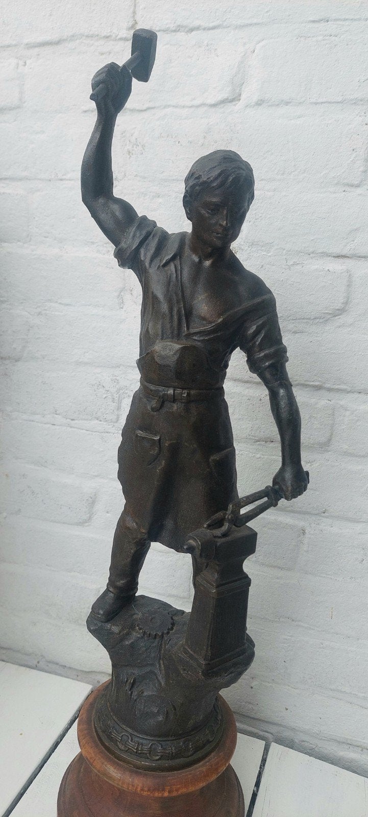 Vintage beeld van een smid aan het werk, Ophalen of Verzenden, 20 - 50 cm, Op sokkel, Beeld